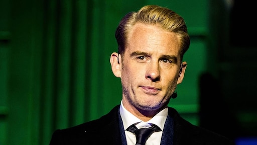 Art Rooijakkers onderzoekt of zangtalent in de familie zit in DNA Singers