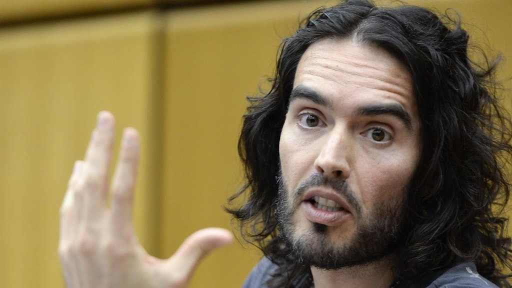Russell Brand vraagt fans om geld na beschuldigingen