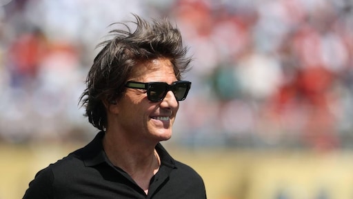 Tom Cruise krijgt les van Taylor Swift over American football