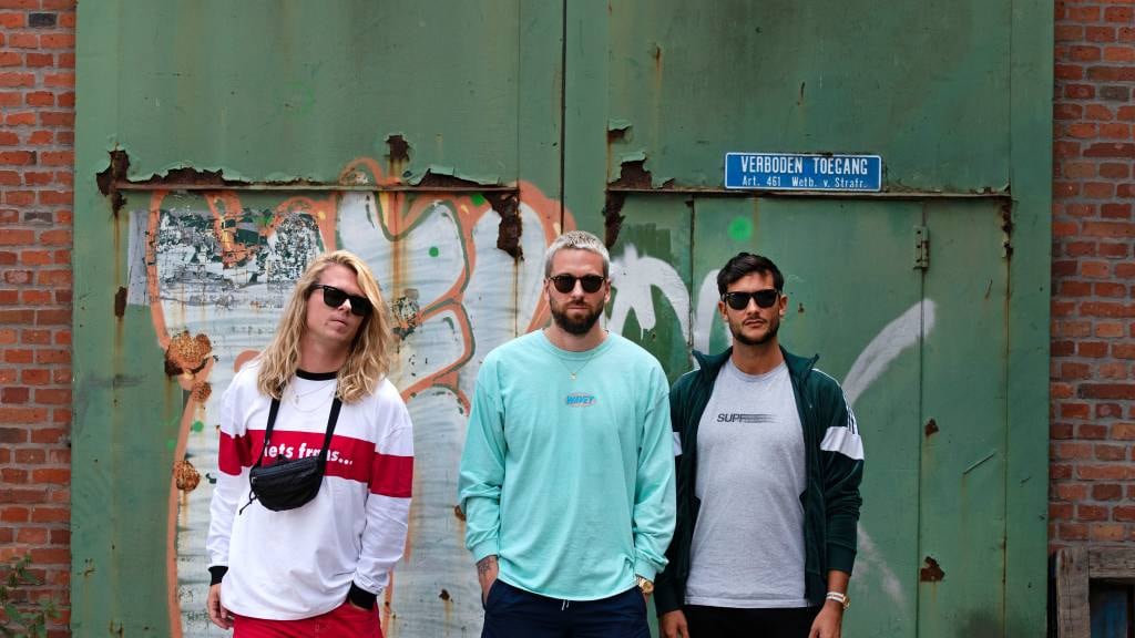 Kris Kross Amsterdam heeft een platina plaat te pakken