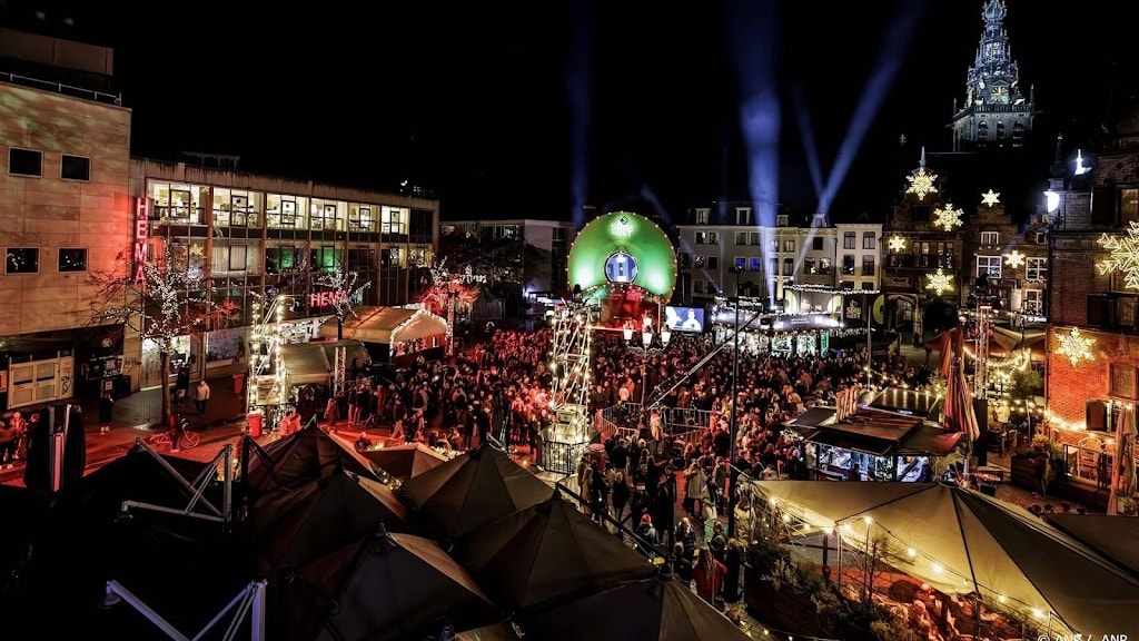 Overvolle Grote Markt in Nijmegen met Glazen Huis afgesloten