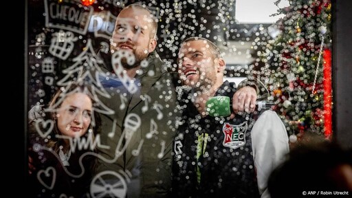 3FM-dj's gaan 'met goed gevulde maag' en 'hyped' Glazen Huis in