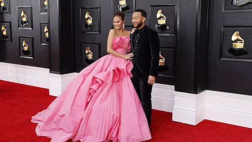 Chrissy Teigen deelt eerste foto van pasgeboren dochter: 'Huilen van vreugde'