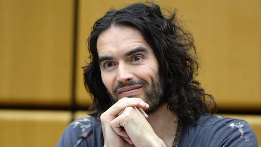 Eva Jinek strikt Russell Brand