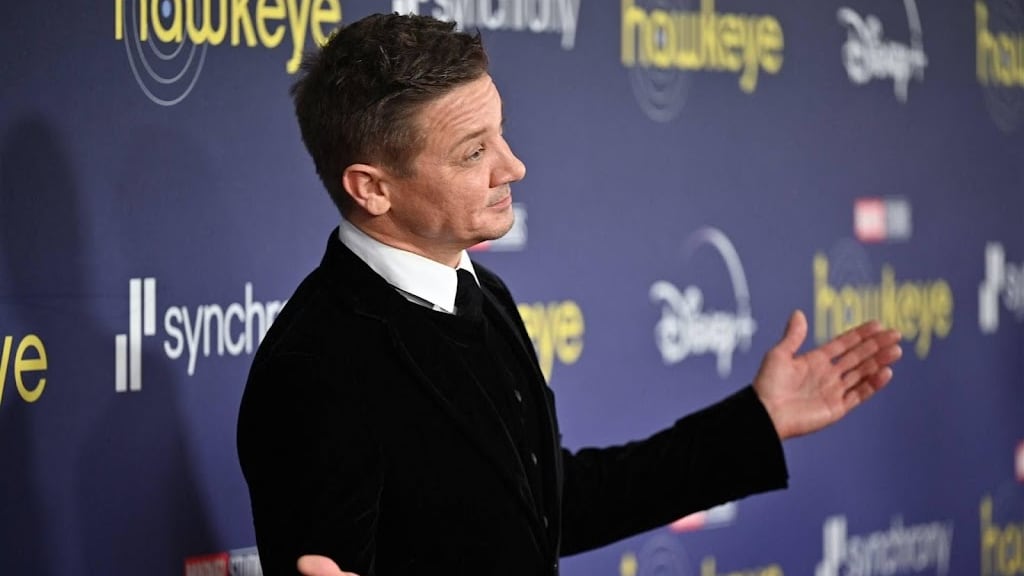 Herstelde Jeremy Renner warm onthaald bij terugkeer op podium