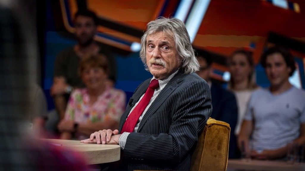 Johan Derksen uitgegleden tijdens uitlaten van hond: 'Last van achillespees of enkelbanden'