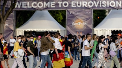 Politie vraagt songfestivalbezoekers 'goed op elkaar te letten'