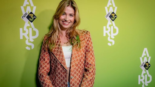 Roxy Dekker treedt op tijdens Koningsdagfeest in Arnhem