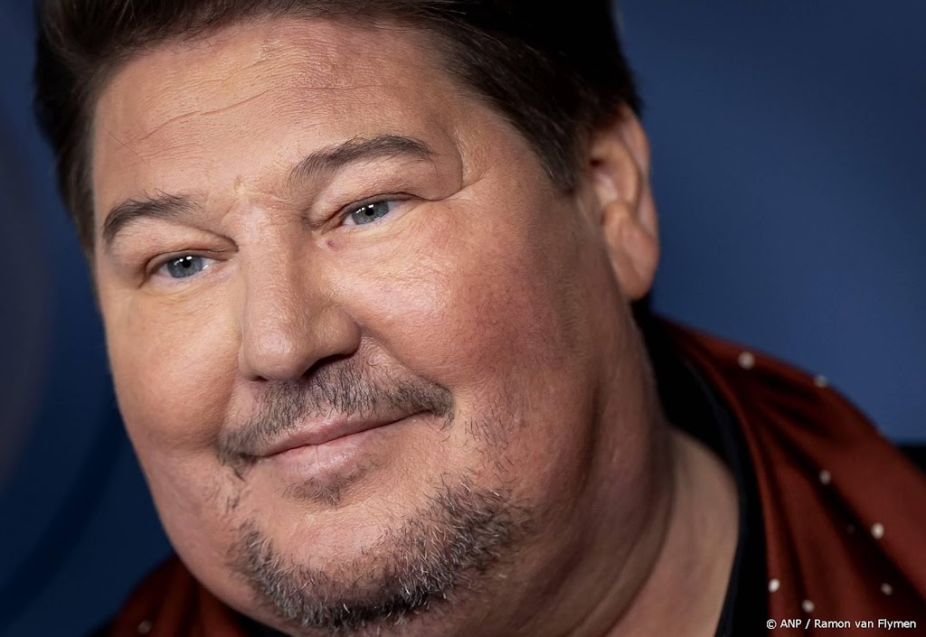 Martijn Krabbé krijgt bloemenkunstwerk van eigen hoofd