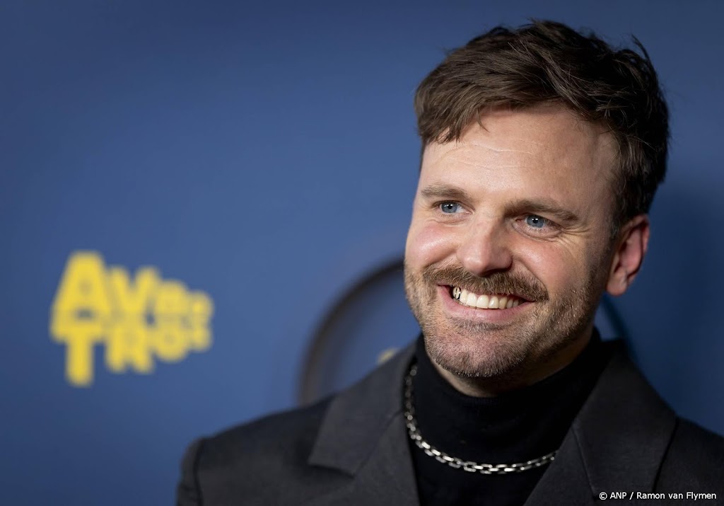 Deelnemer Over mijn lijk zet zelf tatoeage op lichaam Tim Hofman