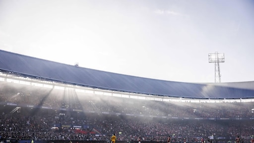 Ook tweede helft van bekerfinale begint later door vuurwerk