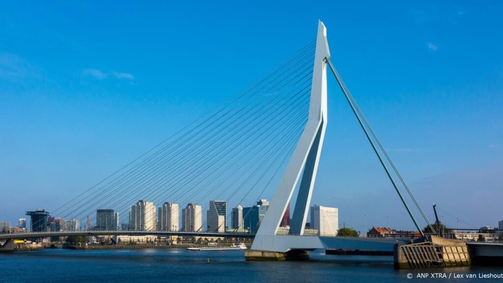 Erasmusbrug kleurt rood-wit-blauw voor Duncan