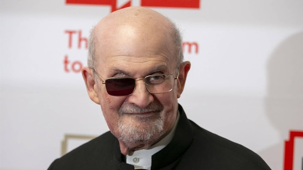 Salman Rushdie voor het eerst weer in openbaar sinds aanval