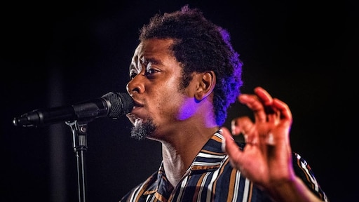 Typhoon bij Zomergasten: 'Moet harder werken door kleur'