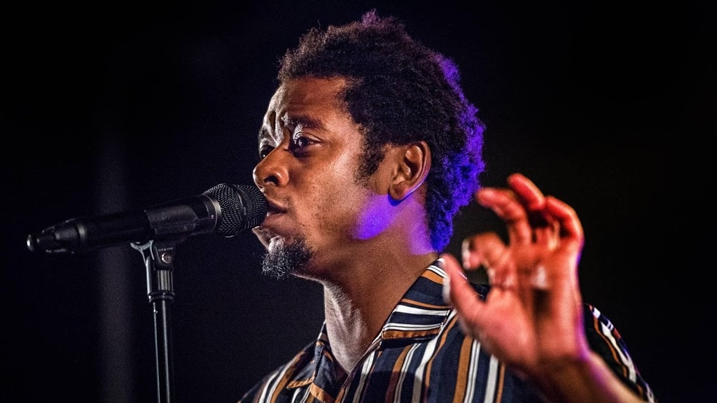 Typhoon bij Zomergasten: 'Moet harder werken door kleur'