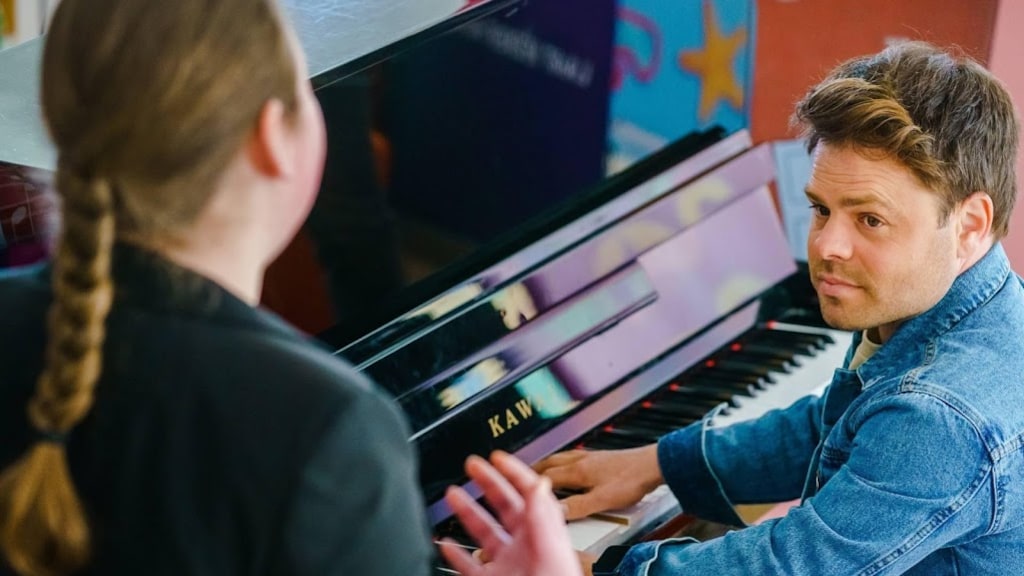 Roel van Velzen doneert piano aan muziekstudio kinderziekenhuis