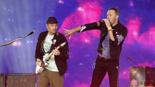 Coldplay adviseert concertgangers in Parijs: 'Drink genoeg'