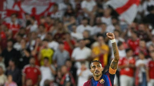 Raphinha helpt Barcelona met hattrick langs Sevilla