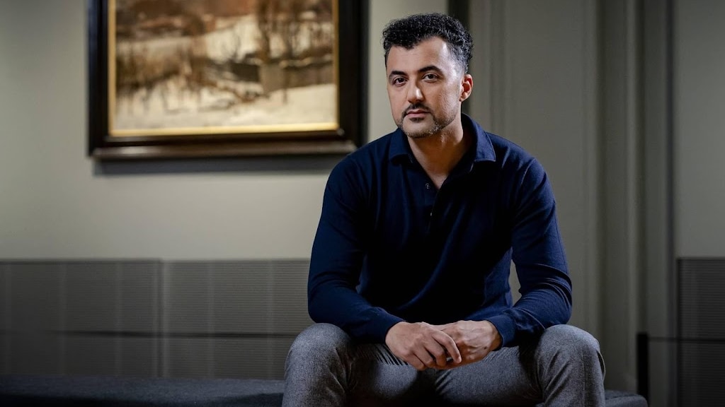 Özcan Akyol vindt zichzelf niet de perfecte presentator