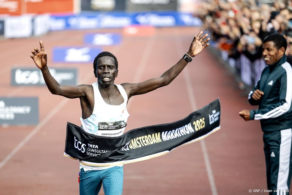Keniaan Toroitich wint marathon Amsterdam in nieuw parcoursrecord