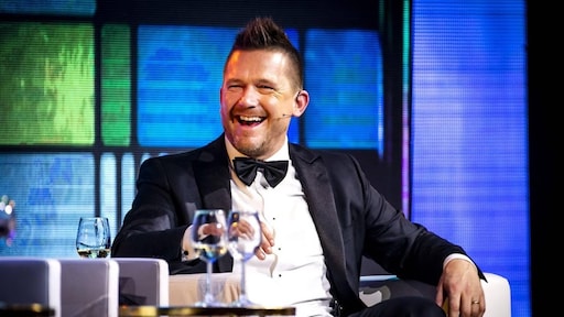 Johnny de Mol 'dankbaar' dat hij weer HLF8 presenteert