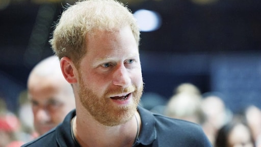 Prins Harry laat zijn surfskills zien in sportieve video