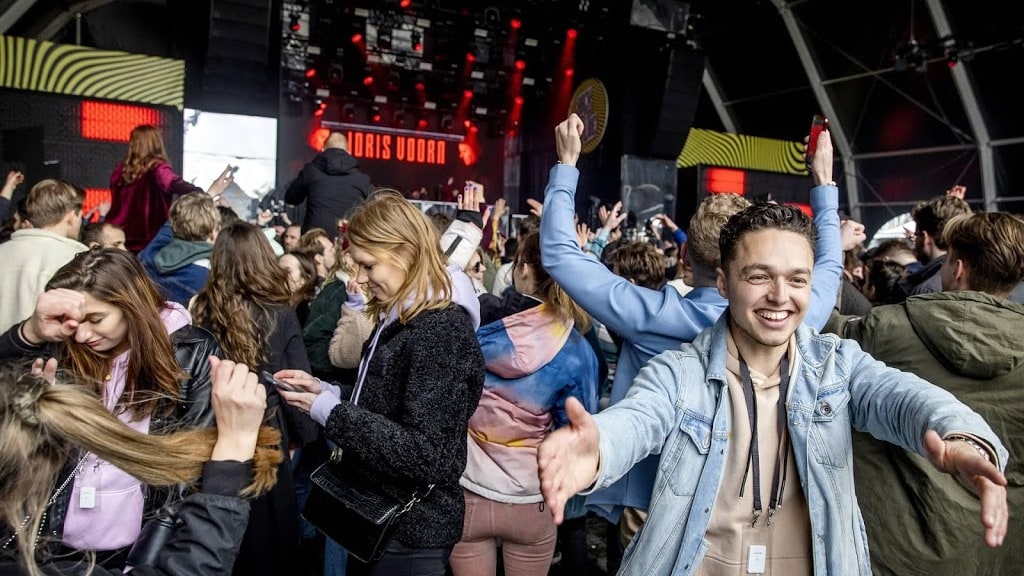 Volgens Fieldlab kunnen we deze zomer weer hossen op festivals