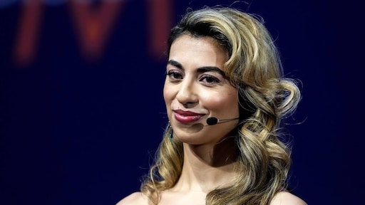 Songfestival-commissielid Hila Noorzai staat achter Mia en Dion