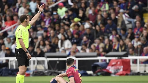 Spits Lewandowski van FC Barcelona loopt hamstringblessure op