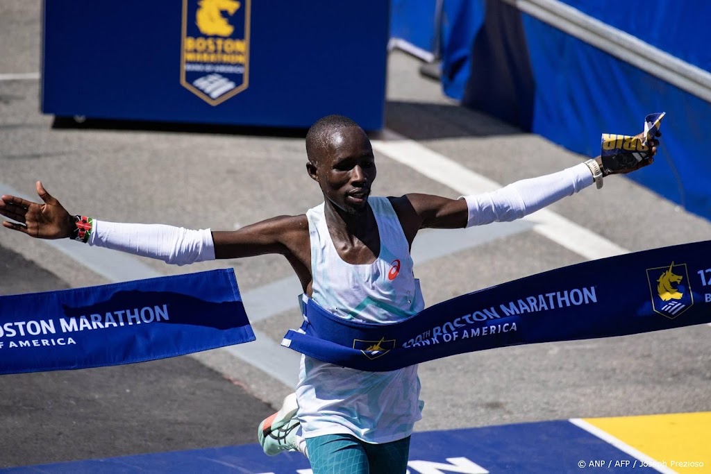 Keniaan Korir wint marathon Boston in parcoursrecord, Nageeye 21e