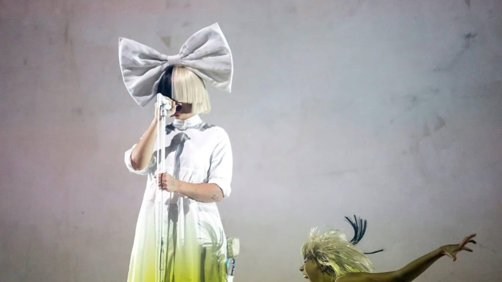 Zangeres Sia heeft twee 18-jarige jongens geadopteerd