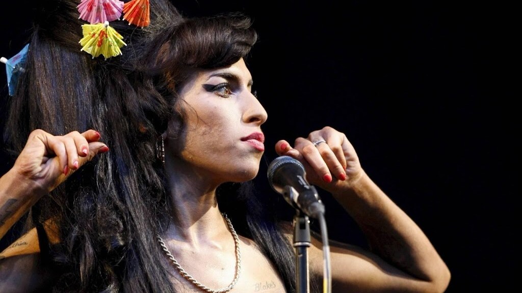 Familie Amy Winehouse deelt onvrede over boek beste vriend