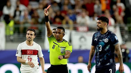 Rode kaart Paraguayaan Almirón na beledigen met hand voor mond