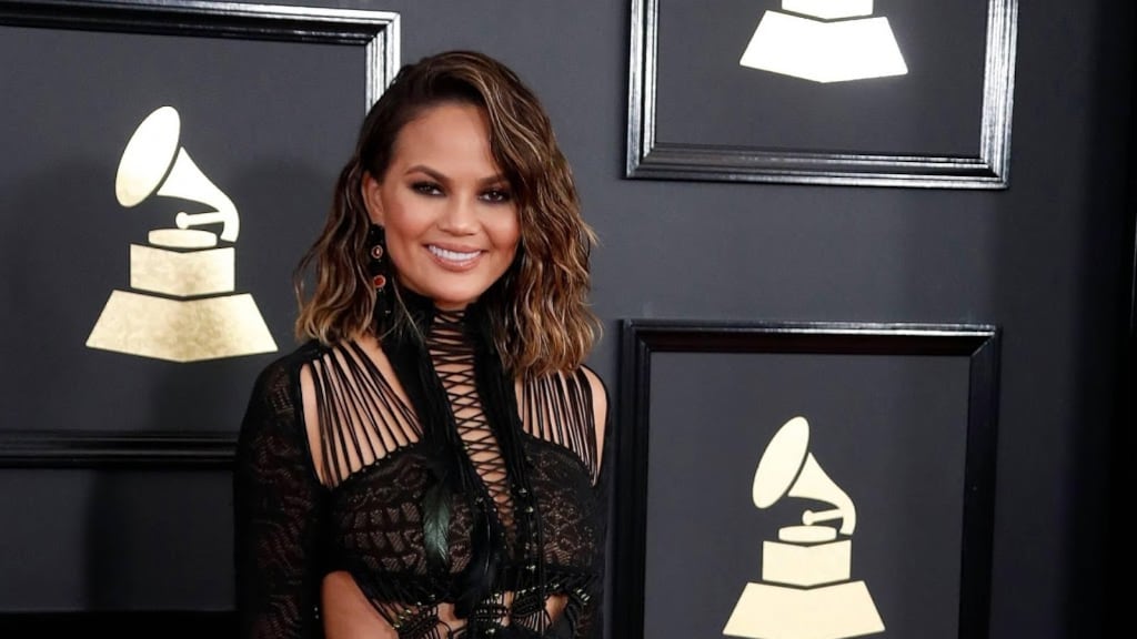 Chrissy Teigen is er klaar mee en deelt bewijs van borstoperatie