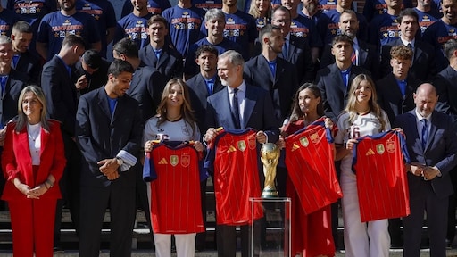 Koning Felipe bedankt wereldkampioen Spanje in Madrid