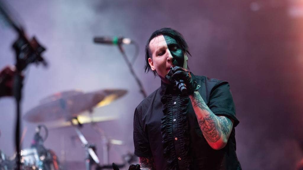 Marilyn Manson zakt in elkaar op podium