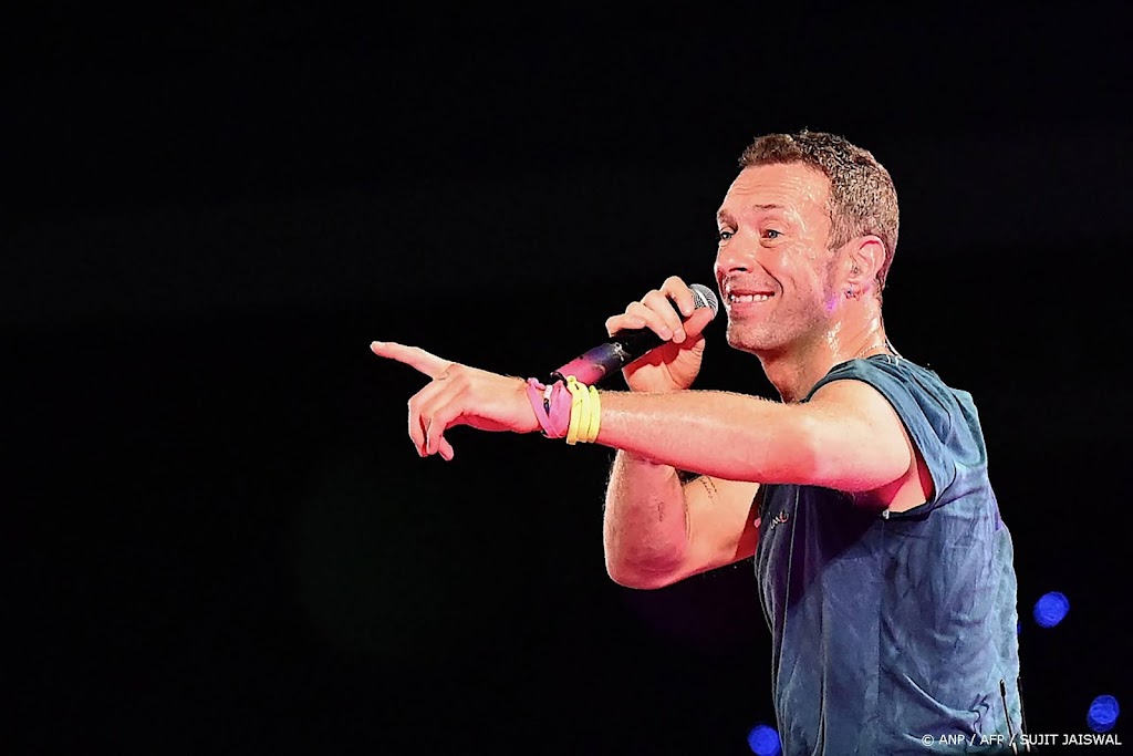Coldplay-zanger Chris Martin stopt niet met kiss cam  