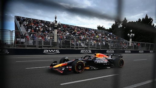 Verstappen op pole in Bakoe na chaotische kwalificatie