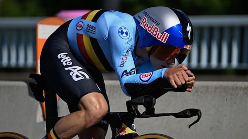 Evenepoel eerste renner met vier wereldtitels tijdrijden op rij
