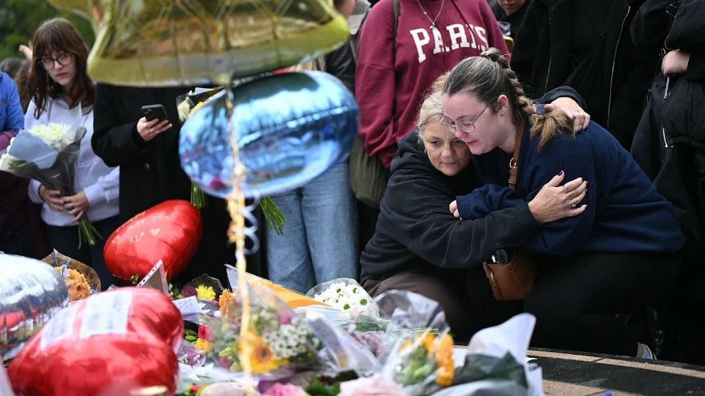 Honderden fans tot tranen geroerd bij herdenking Liam Payne in Londen