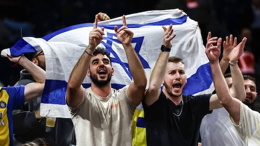 Derby in Tel Aviv afgelast om 'levensgevaarlijke' rellen Maccabi-fans