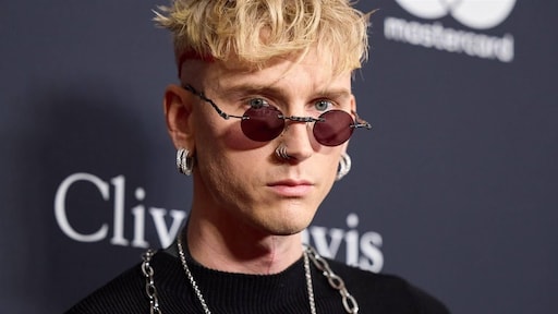 Bizar: Machine Gun Kelly laat borst en armen helemaal zwart tatoeëren