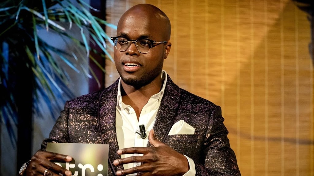 Jandino Asporaat in nieuw programma meer op zijn plek dan ooit