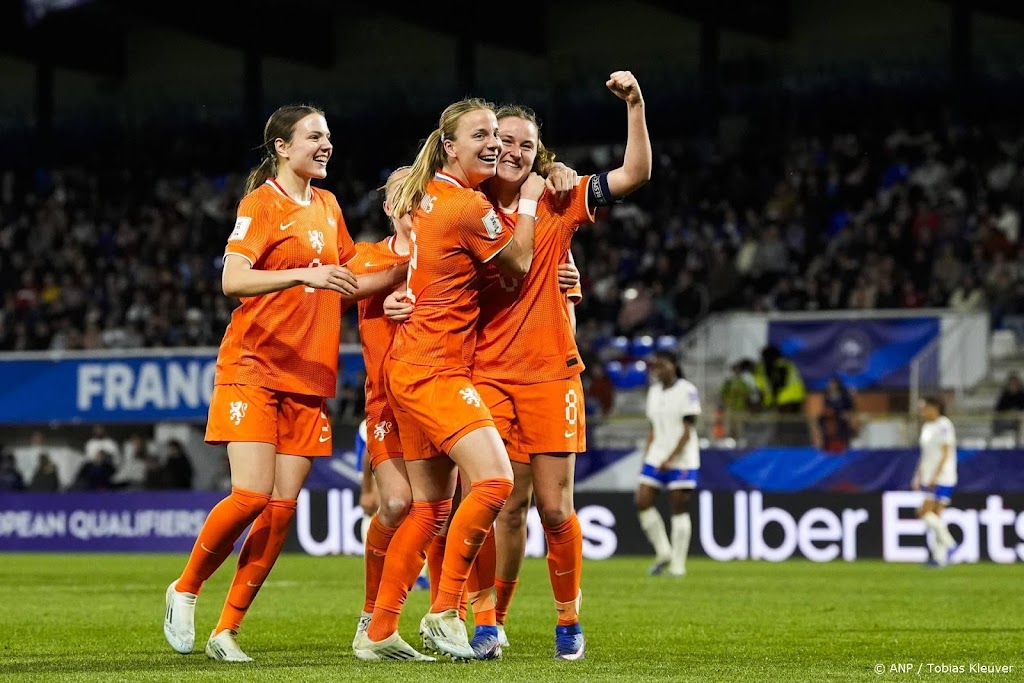 Voetbalsters Oranje terug in top tien wereldranglijst