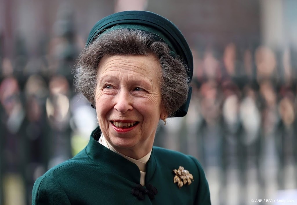 Prinses Anne opent herdenkingstuin voor koningin Elizabeth