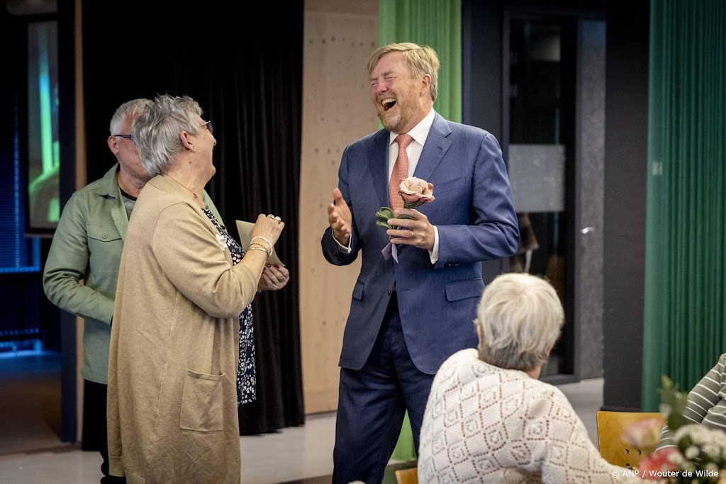 Koning Willem-Alexander heeft in Heino oog voor dorpsleven