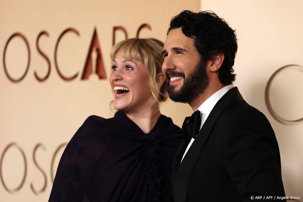 Josh Groban vraagt vriendin ten huwelijk in Disneyland