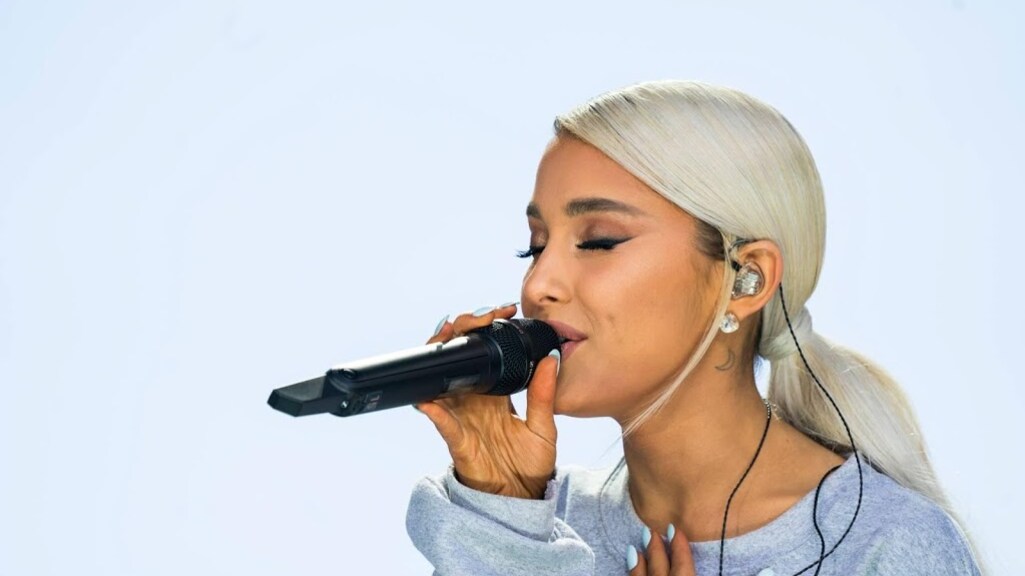 Ariana Grande herdenkt slachtoffers van aanslag in Manchester
