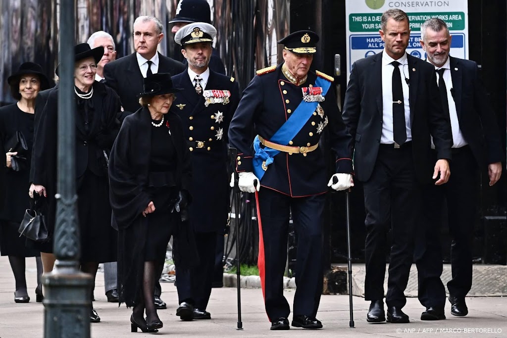 Harald en Sonja nemen afscheid van overleden miljardair