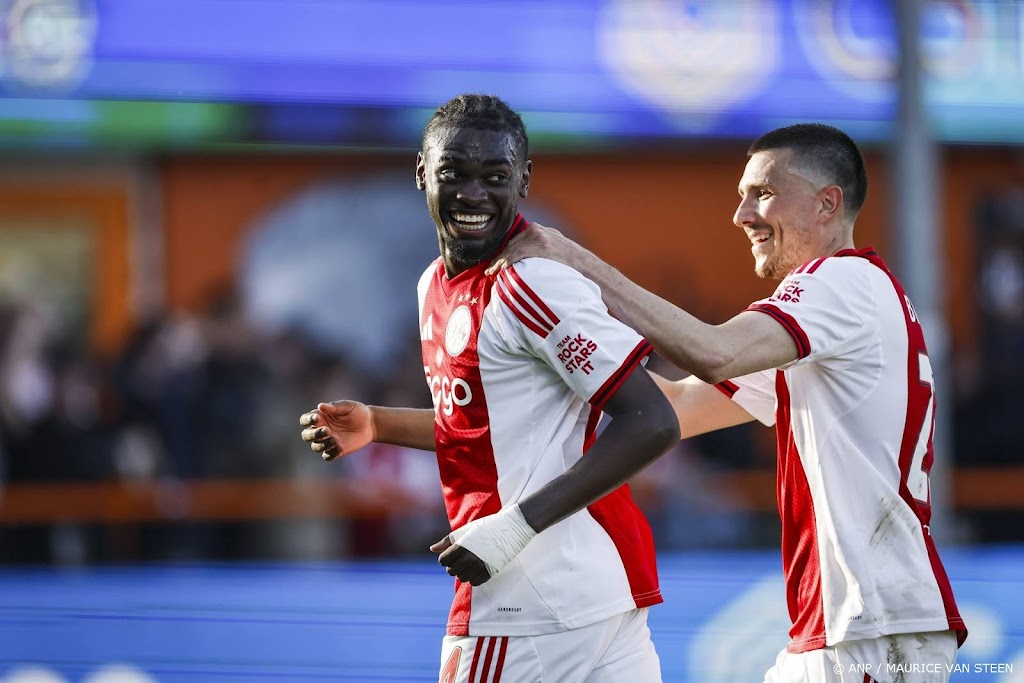 Ajax houdt met zege op Groningen hoop op Europees voetbal levend